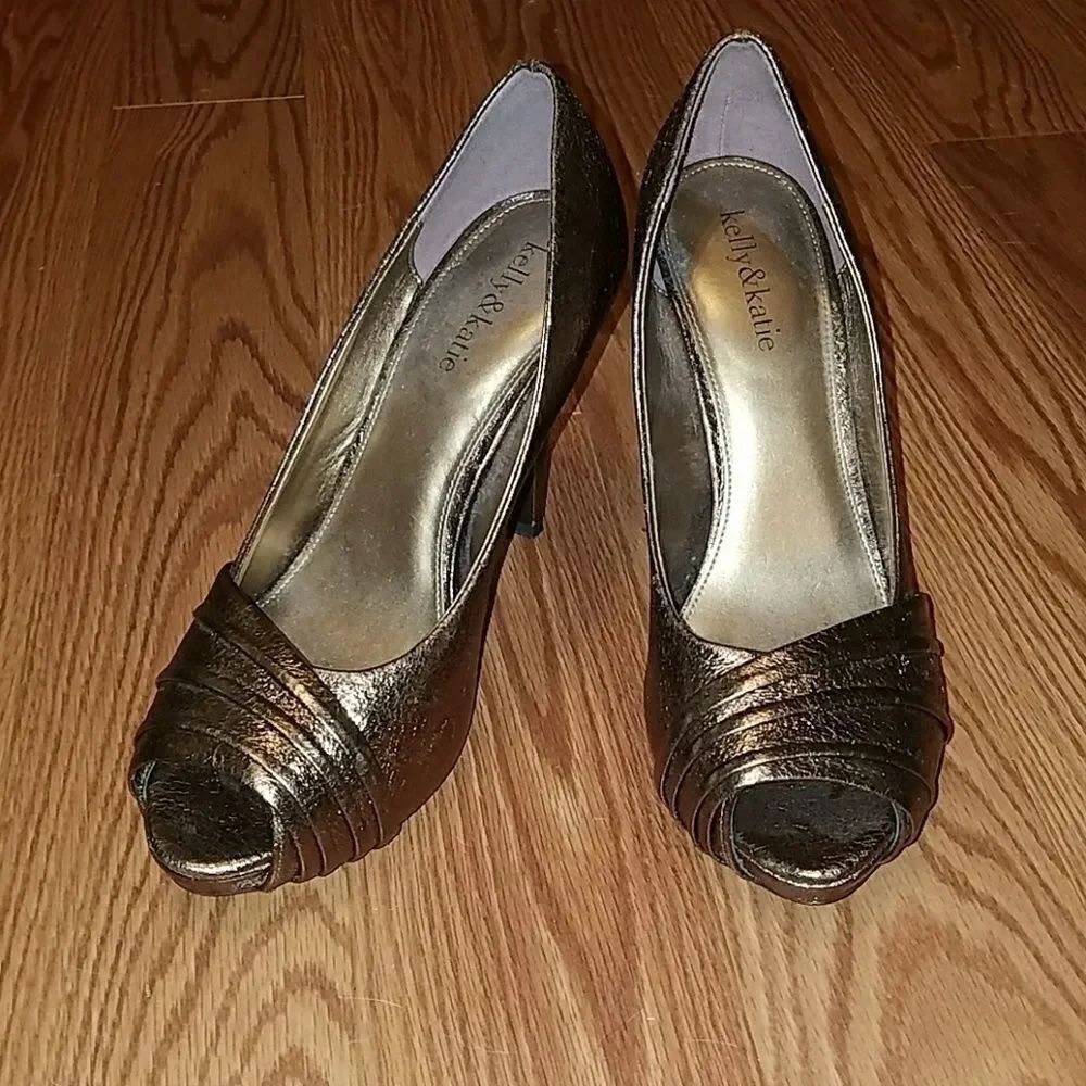 Kelly and Katie gold peep toe  heels Sz. 9